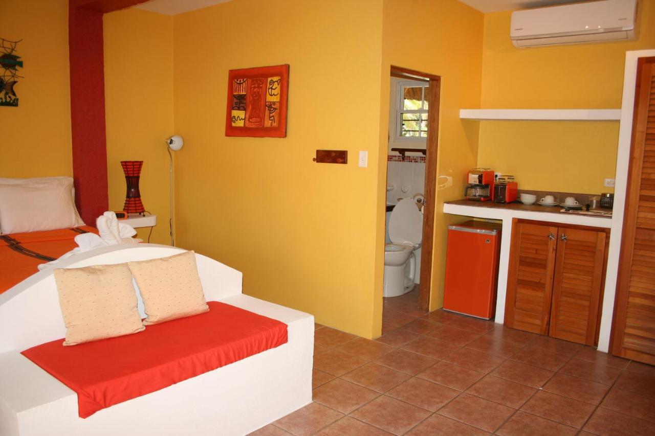 Seaside Cabanas Hotel Caye Corker Exteriör bild